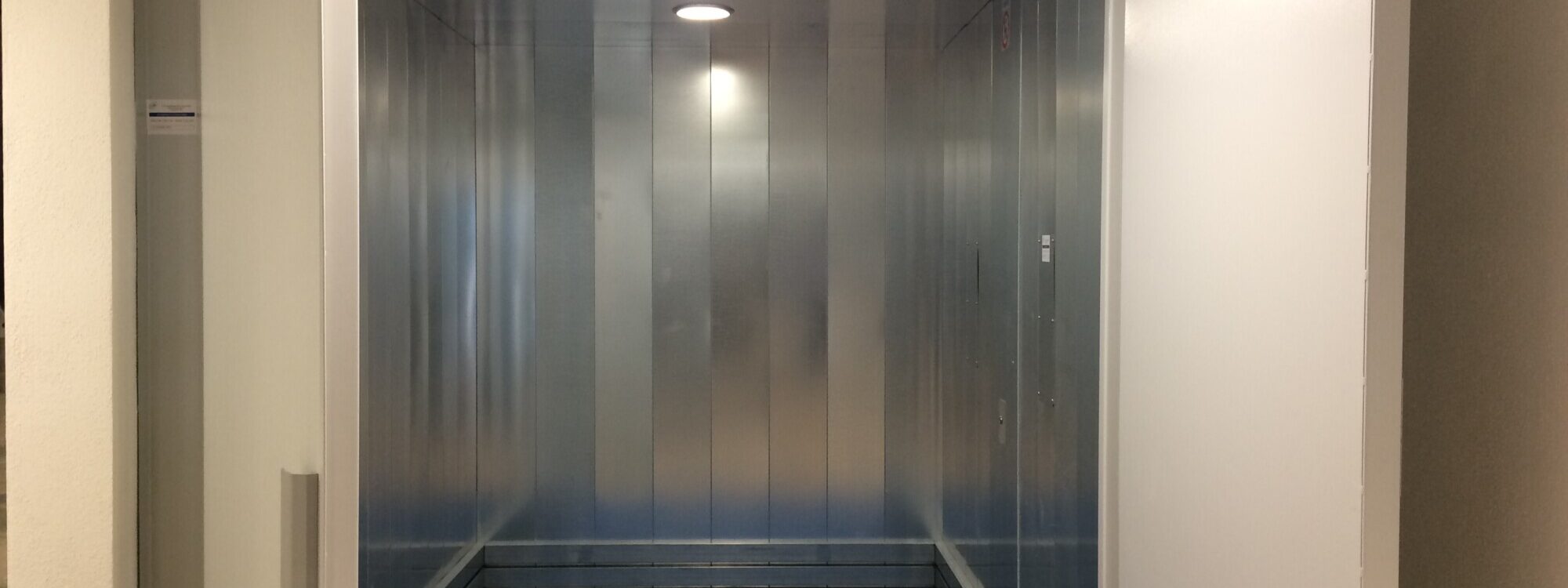 MONTE CHARGE 1T 2000X750 | F2a automatisme Comment choisir entre un ascenseur autoportant et un ascenseur à gaine pour votre bâtiment ? Rixheim