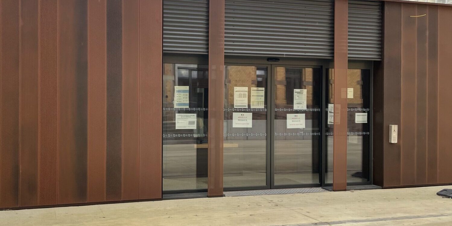 CITEE ADMINISTRATIVE COLMAR GRANDE PORTE PIETONNE 1 EDITED 1499X750 | F2a automatisme Quels sont les avantages des portes automatiques en verre pour les magasins ? Rixheim