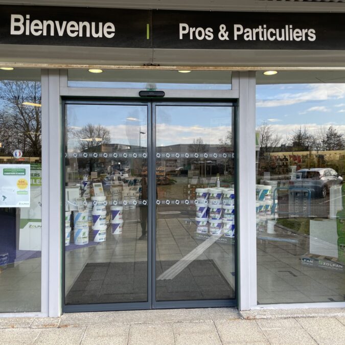 Quel type de porte automatique choisir pour un local commercial ? Saint-Louis