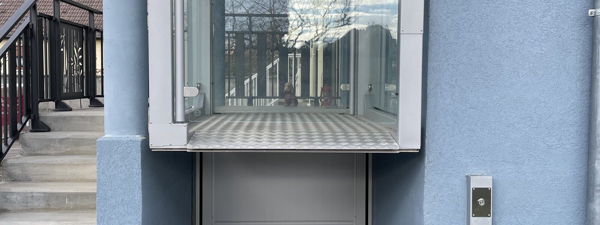 MONTE HANDICAPE A SAINTE CROIX EN PLAINE 1 2000X750 | F2a automatisme Pourquoi faire appel à une entreprise pour l’installation d’un ascenseur ? Rixheim