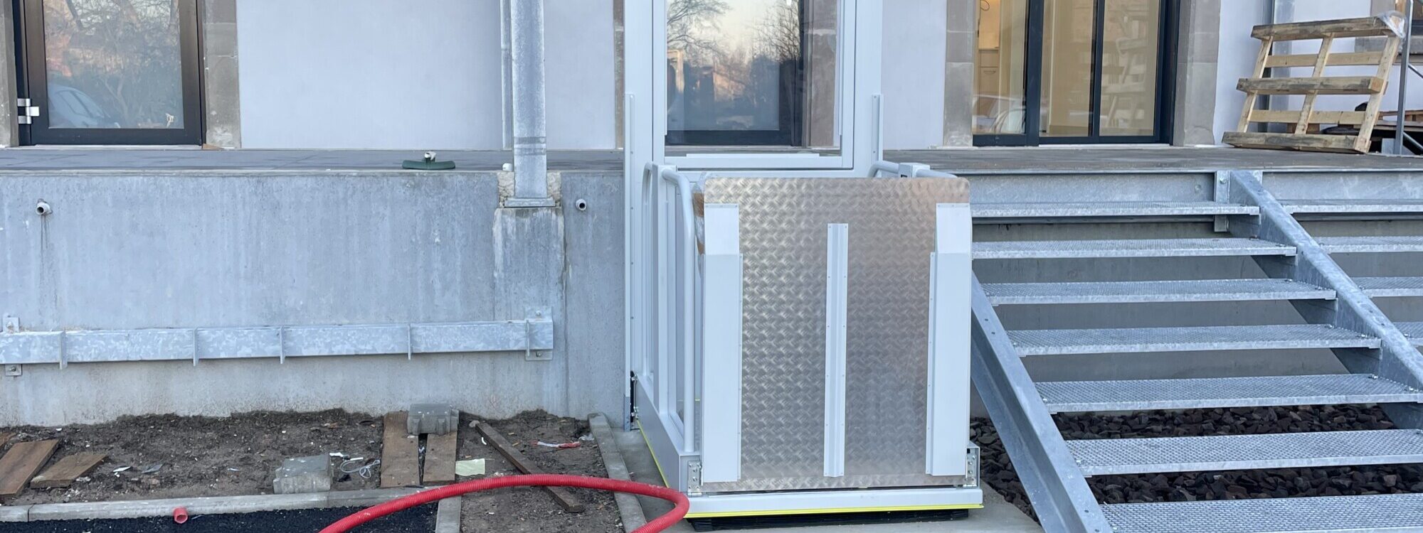 INSTALLATION EPMR LIFBOY 2000X750 | F2a automatisme Quels sont les avantages des monte-handicapés intégrés dans les espaces publics à plusieurs niveaux ? Mulhouse