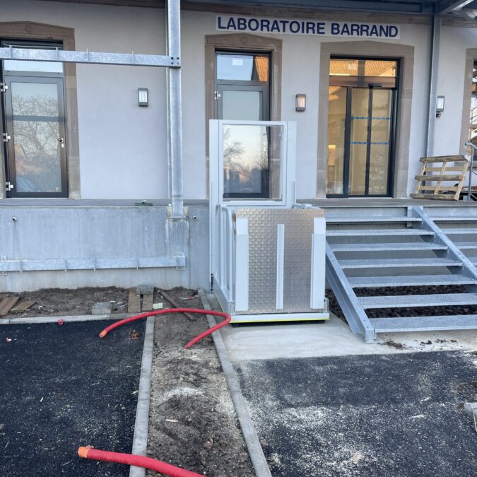 Quels sont les avantages des monte-handicap&eacute;s int&eacute;gr&eacute;s dans les espaces publics &agrave; plusieurs niveaux ? Mulhouse