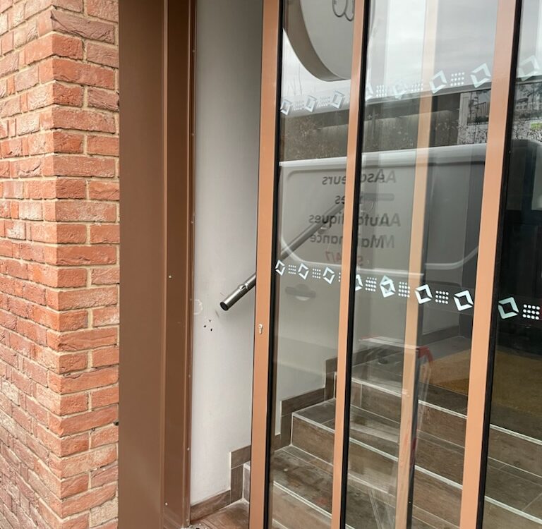 PORTE PIETONNE PIZZA DE LA MEINAU 768X750 | F2a automatisme Quelles sont les normes et réglementations des portes automatiques ? Thann