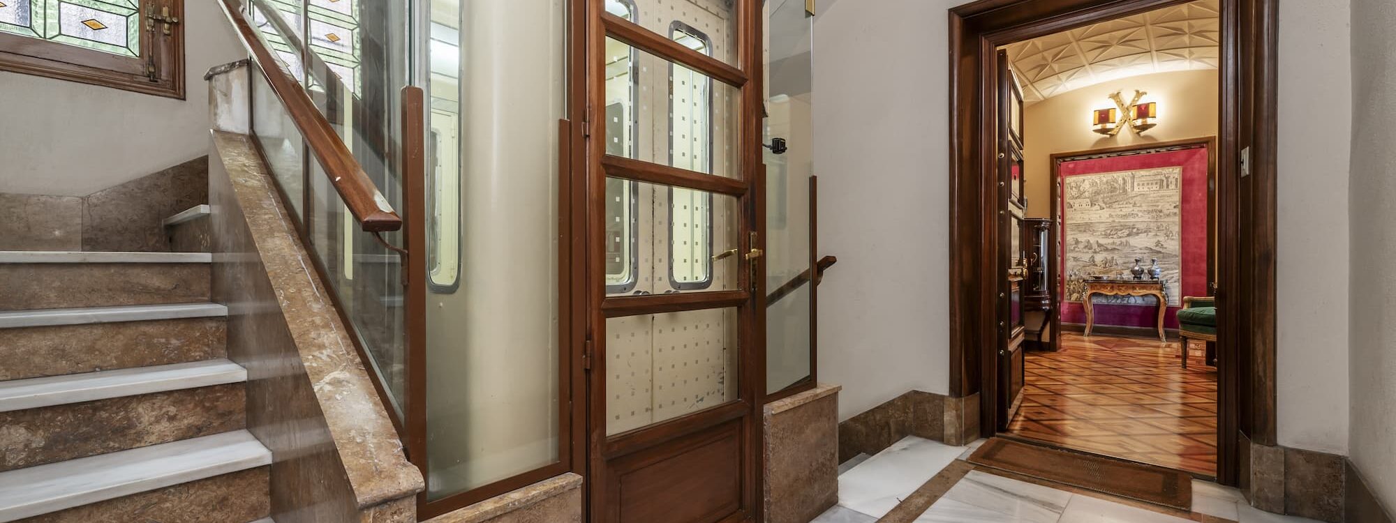 ADOBESTOCK_653433630 2000X750 | F2a automatisme Quels matériaux sont les plus utilisés pour les ascenseurs à gaine modernes ? Thann