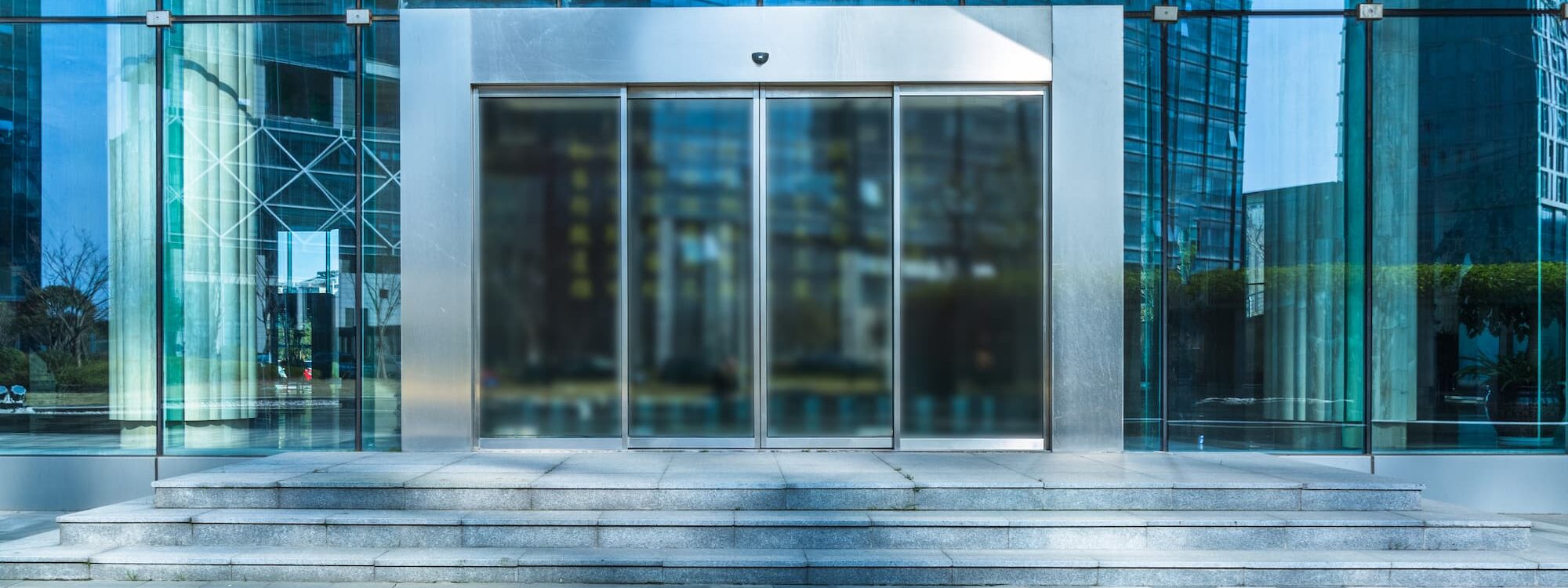 ADOBESTOCK_264893147 2000X750 | F2a automatisme Quelle porte automatique choisir pour un commerce accueillant un fort trafic piéton ? Wittelsheim