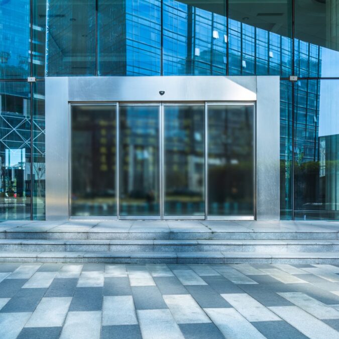 Quelle porte automatique choisir pour un commerce accueillant un fort trafic pi&eacute;ton ? Wittelsheim