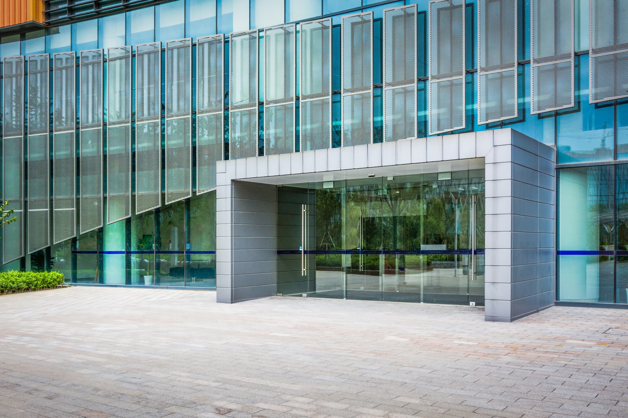 ADOBESTOCK_336394120 | F2a automatisme Quelle porte automatique choisir pour un commerce accueillant un fort trafic piéton ? Wittelsheim 0