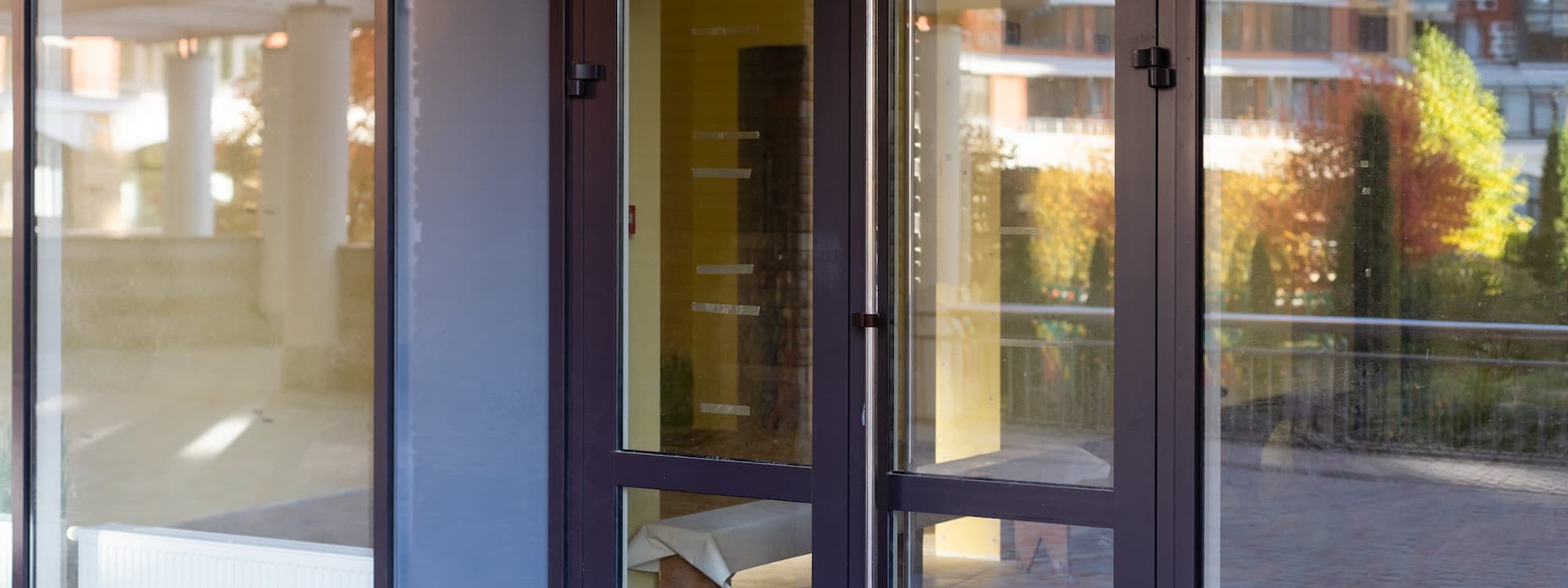 PORTES_BATTANTES_AUTOMATIQUES 2000X750 | F2a automatisme Pourquoi les portes battantes automatiques sont-elles redevenues populaires dans les bâtiments tertiaires ? Guebwiller