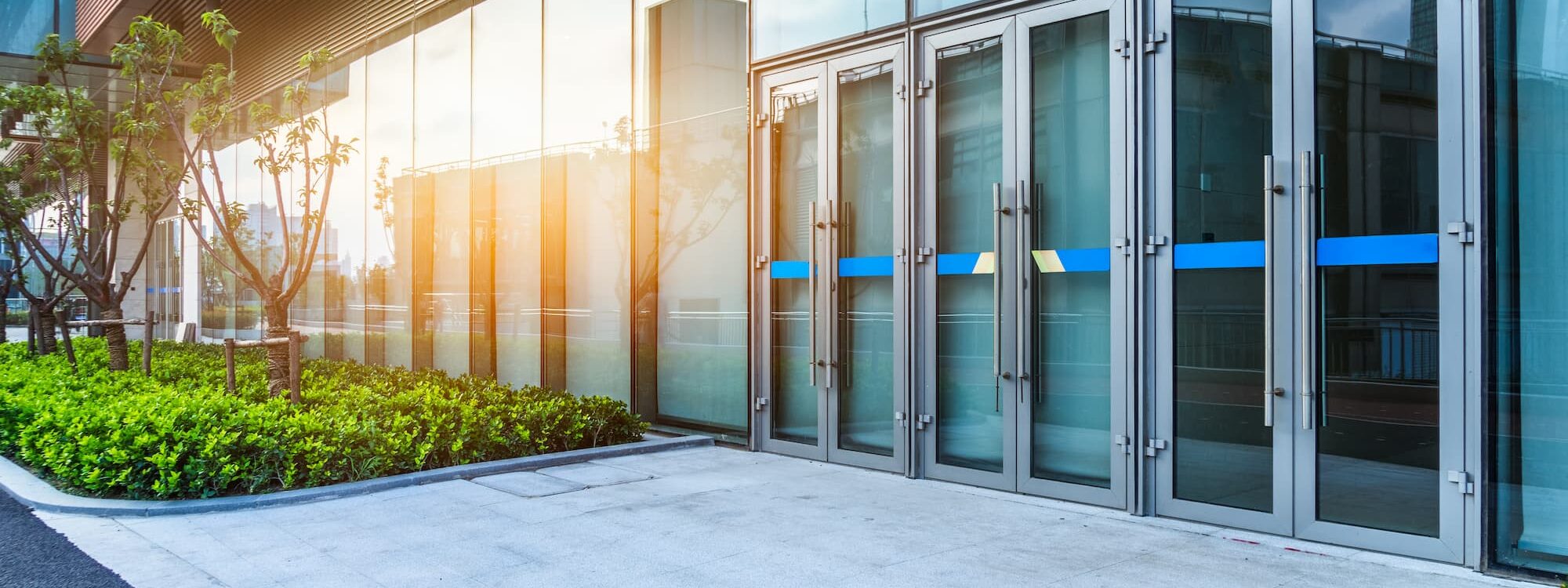 Quelle solution de porte automatique convient le mieux aux b&acirc;timents publics ? Thann